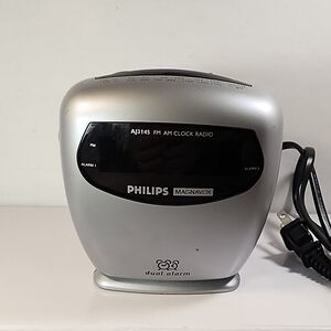 VTG Phillips Magnavox AJ3145 AM/FM Digital Clock Radio.